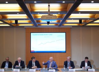 Senat beschließt Haushalt: Auch Studierende zahlen mehr In einem Konferenzsaal sitzen 6 Menschen an einem Tisch. Hinter ihnen ist ein Bildschirm mit einer Grafik und Beschriftung: "Aufwand in Mio. Euro" Der Haushalt für Hamburg 2027/28 wird vorgestellt.