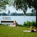 So hat die Hitze Hamburgs Infrastruktur zugesetzt Hamburg: Menschen genießen auf und an der Außenalster vor der Stadtkulisse mit Alsterfontäne, Rathaus, Mahnmal St. Nikolai und Elbphilharmonie das Wetter.