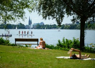 So hat die Hitze Hamburgs Infrastruktur zugesetzt Hamburg: Menschen genießen auf und an der Außenalster vor der Stadtkulisse mit Alsterfontäne, Rathaus, Mahnmal St. Nikolai und Elbphilharmonie das Wetter.