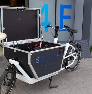 Kaffee aus dem Fahrrad – und das ist erst der Anfang Ein Lastenrad vor dem Gebäude des CC4E.