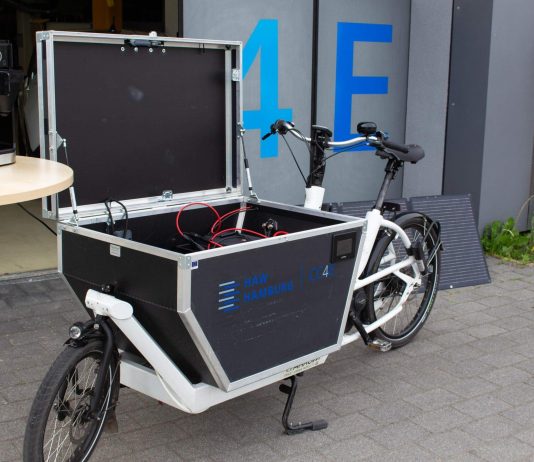 Kaffee aus dem Fahrrad – und das ist erst der Anfang Ein Lastenrad vor dem Gebäude des CC4E.
