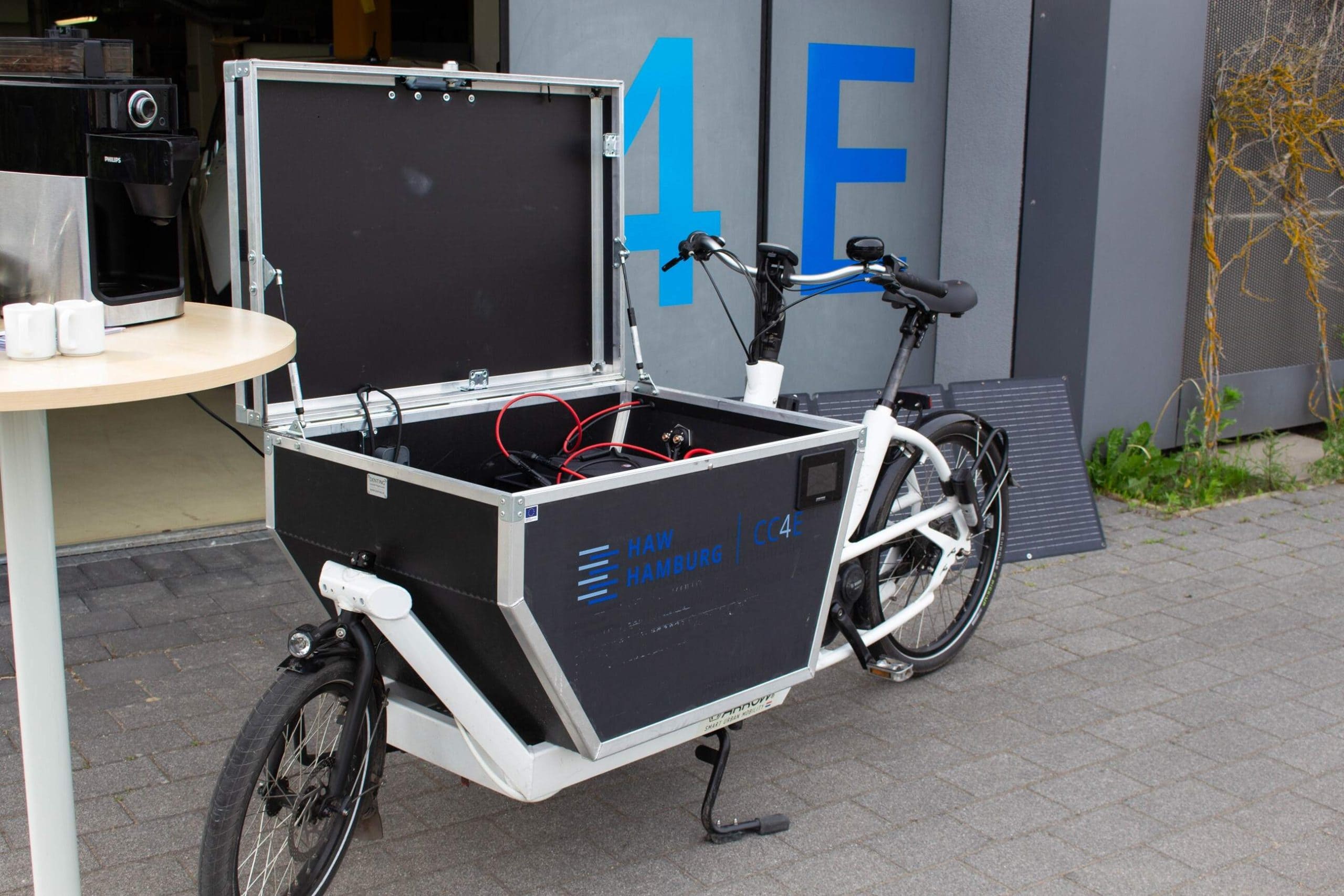 Das Velobrew der HAW Hamburg Ein Lastenrad vor dem Gebäude des CC4E.