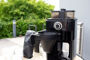 Man sieht die Filterkaffeemaschine auf einem Tisch setehen.