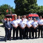 Bombenentschärfer Das fast vollständige Team des Kampfmittelräumdienst steht vor zwei roten Autos.