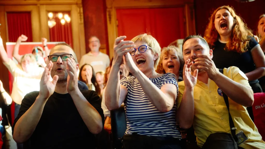 Olympia-Gegner*innen mit Heike Sudmann (Die Linke) in der Mitte freuen sich nach erfolgreicher Abstimmung. 
