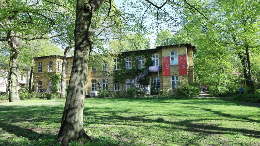 Das HausDrei vom Augustus-Lütgens-Park aus. 