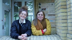 Simone Seidel und Kristina Timmermann stehen vor dem HausDrei.