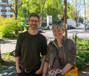 Sebastian Dorsch und Susanne Otto stehen vor einer Grünfläche.