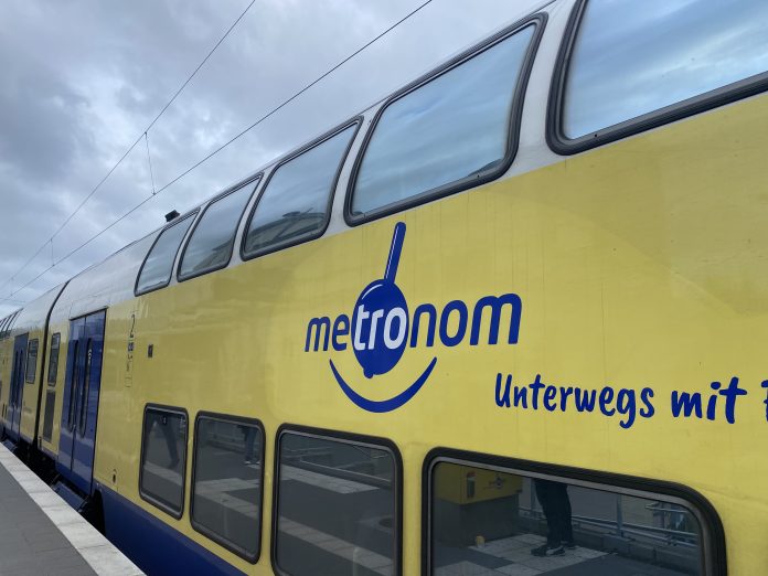 Ein Zug des Betreibers Metronom.