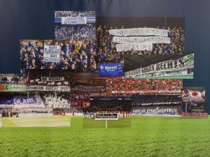 Ein Ausstellungsstück zu Plakaten und Bannern aus Fankurven gegen Rassismus und Diskrimierung im Fußball.