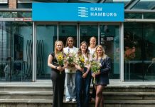Preisverleihung beim Forschungstag der HAW 5 Frauen mit einem Blumenstrauß stehen vor dem Eingang eines HAW-Gebäudes.