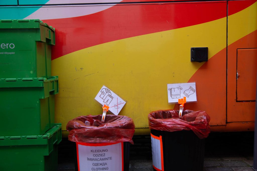 Vor dem Duschbus: Mülleeimer zum Einsortieren der dreckigen oder entsorgbaren Klamotten. 