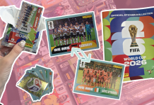 „Haben Sie noch Panini!?“ Collage aus Panini-Stickern mit der Fußballmannschaft von Deutschland und der Elfenbeinküste. Auf der linken SEite wird ein augerissenes Panini-Päckchen hochgealten. Auf der rechten Seite wird ein Panini-Sammelalbum hochgehalten.