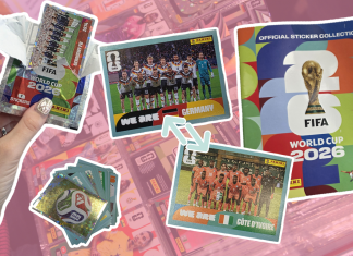 „Haben Sie noch Panini!?“ Collage aus Panini-Stickern mit der Fußballmannschaft von Deutschland und der Elfenbeinküste. Auf der linken SEite wird ein augerissenes Panini-Päckchen hochgealten. Auf der rechten Seite wird ein Panini-Sammelalbum hochgehalten.