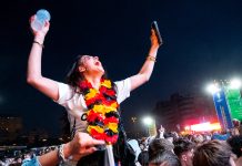 Fußball-WM: So bereit ist Deutschland Junge Frau mit Deutschlandtrikot jubelt bei einem Public Viewing.