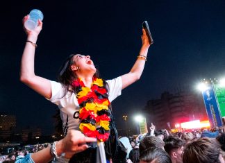 Fußball-WM: So bereit ist Deutschland Junge Frau mit Deutschlandtrikot jubelt bei einem Public Viewing.