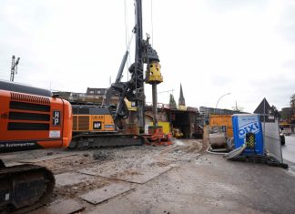 In den Sommerferien droht Verkehrschaos Auf einer Baustelle steht ein Kran auf einer Brücke.