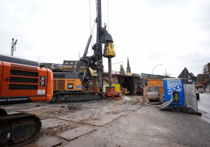 Demnächst wird die Sternbrücke ausgetauscht. Foto: Marcus Brandt/dpa Auf einer Baustelle steht ein Kran auf einer Brücke.