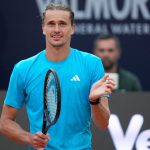 Nach elf Jahren: Alexander Zverev gewinnt Grand Slam Alexander Zverev hält seinen Tennisschläger in der Hand.