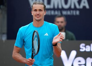 Nach elf Jahren: Alexander Zverev gewinnt Grand Slam Alexander Zverev hält seinen Tennisschläger in der Hand.
