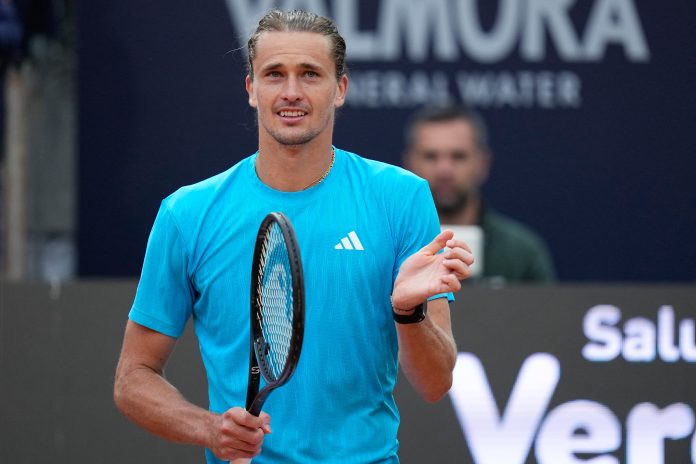 Alexander Zverev hält seinen Tennisschläger in der Hand.