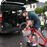 Staatsschutz ermittelt nach Ironman-Vorfall Ein Triathlet repariert sein Rennrad am Rande des Rennens Ironman Hamburg.
