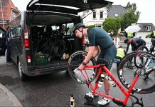 Staatsschutz ermittelt nach Ironman-Vorfall Ein Triathlet repariert sein Rennrad am Rande des Rennens Ironman Hamburg.