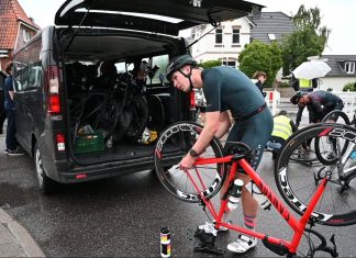 Staatsschutz ermittelt nach Ironman-Vorfall Ein Triathlet repariert sein Rennrad am Rande des Rennens Ironman Hamburg.