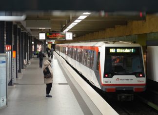 U1 fällt drei Monate lang aus Stephansplatz Hamburg: Zig der U-Bahnlinie 1 richtung Ohlsdorf fährt ein