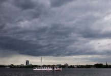 Unwetter erwartet: Gewitter, Hagel und Starkregen Unwetter über Hamburg.