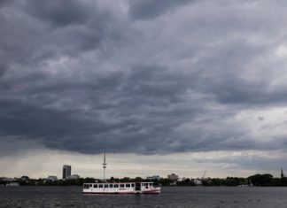 Unwetter erwartet: Gewitter, Hagel und Starkregen Unwetter über Hamburg.