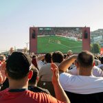 Hochbahn gönnt WM-Fans 20 Minuten Nachspielzeit Eine Menge an Menschen steht vor einem großen Bildschirm, auf dem ein Fußball-Spiel gezeigt wird.