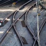 Bahnstrecke Hamburg-Berlin ab 14. Juni wieder frei Gleise sind im Hauptbahnhof Hamburg zu sehen. Links im Bild befindet sich eine rote Ampel für den Zugverkehr. Es handelt sich um ein Symbolbild für die Bahnstrecke Berlin-Hamburg, die ab dem 14. Juni wieder frei ist.