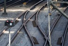Bahnstrecke Hamburg-Berlin ab 14. Juni wieder frei Gleise sind im Hauptbahnhof Hamburg zu sehen. Links im Bild befindet sich eine rote Ampel für den Zugverkehr. Es handelt sich um ein Symbolbild für die Bahnstrecke Berlin-Hamburg, die ab dem 14. Juni wieder frei ist.