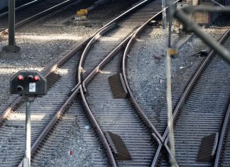 Bahnstrecke Hamburg-Berlin ab 14. Juni wieder frei Gleise sind im Hauptbahnhof Hamburg zu sehen. Links im Bild befindet sich eine rote Ampel für den Zugverkehr. Es handelt sich um ein Symbolbild für die Bahnstrecke Berlin-Hamburg, die ab dem 14. Juni wieder frei ist.