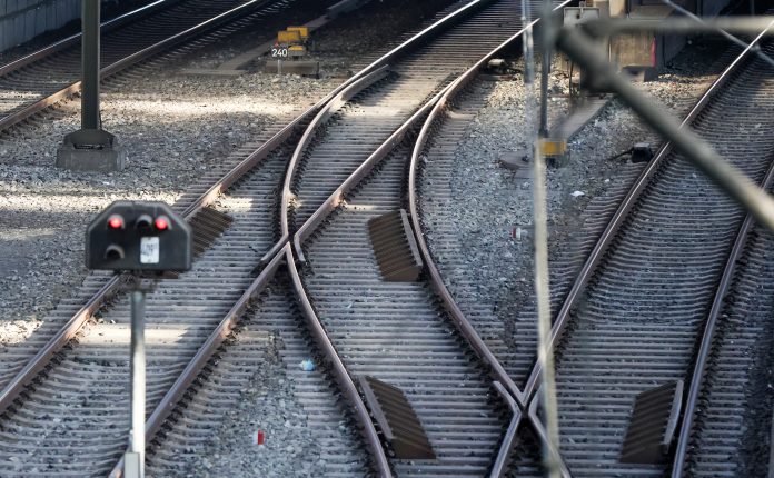 Gleise sind im Hauptbahnhof Hamburg zu sehen. Links im Bild befindet sich eine rote Ampel für den Zugverkehr. Es handelt sich um ein Symbolbild für die Bahnstrecke Berlin-Hamburg, die ab dem 14. Juni wieder frei ist.