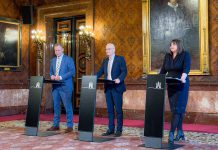 Olympia-Aus in Hamburg sorgt für politische Debatte In einem Raum im Hamburger-Rathaus stehen Andy Grote (Innen- und Sportsenator), Peter Tschentscher (SPD), Erster Bürgermeister Hamburg und Katharina Fegebank (Grüne), Zweite Bürgermeisterin, an Pulten und sprechen zur Presse.