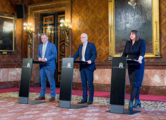 Olympia-Aus in Hamburg sorgt für politische Debatte In einem Raum im Hamburger-Rathaus stehen Andy Grote (Innen- und Sportsenator), Peter Tschentscher (SPD), Erster Bürgermeister Hamburg und Katharina Fegebank (Grüne), Zweite Bürgermeisterin, an Pulten und sprechen zur Presse.