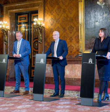 Olympia-Aus in Hamburg sorgt für politische Debatte In einem Raum im Hamburger-Rathaus stehen Andy Grote (Innen- und Sportsenator), Peter Tschentscher (SPD), Erster Bürgermeister Hamburg und Katharina Fegebank (Grüne), Zweite Bürgermeisterin, an Pulten und sprechen zur Presse.