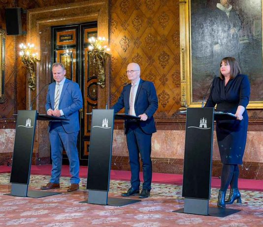 Olympia-Aus in Hamburg sorgt für politische Debatte In einem Raum im Hamburger-Rathaus stehen Andy Grote (Innen- und Sportsenator), Peter Tschentscher (SPD), Erster Bürgermeister Hamburg und Katharina Fegebank (Grüne), Zweite Bürgermeisterin, an Pulten und sprechen zur Presse.