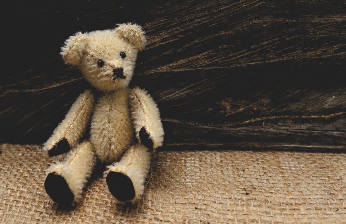 Ein braun-beiges Stofftier liegt auf dem Fußboden. Dies ist ein Symbolbild für Kindeswohlgefährdung.