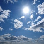 Sommer, Sonne, Hitze-Check – Hamburg auf Rang sechs Sonne strahlt am blauen Himmel mit ein paar Wolken.