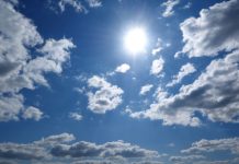 Sommer, Sonne, Hitze-Check – Hamburg auf Rang sechs Sonne strahlt am blauen Himmel mit ein paar Wolken.