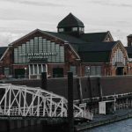 Photo-Triennale stellt Verbindendes ins Zentrum Deichtorhalle: Braunes und weißes Holzhaus in der Nähe von Gewässern tagsüber. Die Deichtorhallen Hamburg sind der Eröffnungsort der 9. Triennale.