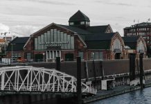 Photo-Triennale stellt Verbindendes ins Zentrum Deichtorhalle: Braunes und weißes Holzhaus in der Nähe von Gewässern tagsüber. Die Deichtorhallen Hamburg sind der Eröffnungsort der 9. Triennale.