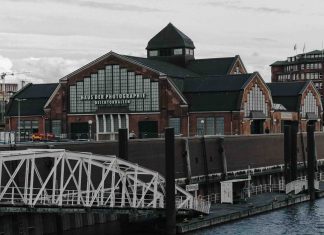 Photo-Triennale stellt Verbindendes ins Zentrum Deichtorhalle: Braunes und weißes Holzhaus in der Nähe von Gewässern tagsüber. Die Deichtorhallen Hamburg sind der Eröffnungsort der 9. Triennale.