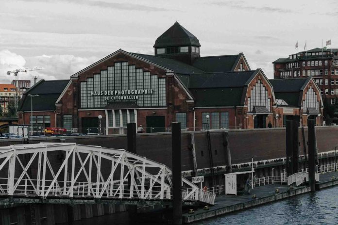 Deichtorhalle: Braunes und weißes Holzhaus in der Nähe von Gewässern tagsüber. Die Deichtorhallen Hamburg sind der Eröffnungsort der 9. Triennale.