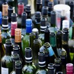 Eppendorfer Landstraßenfest: Zwischen Crémant und Chaos Viele leere Glasflaschen von Sekt und Wein. Dies ist ein Symbolbild für das Eppendorfer Landstraßenfest.