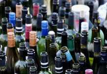 Eppendorfer Landstraßenfest: Zwischen Crémant und Chaos Viele leere Glasflaschen von Sekt und Wein. Dies ist ein Symbolbild für das Eppendorfer Landstraßenfest.