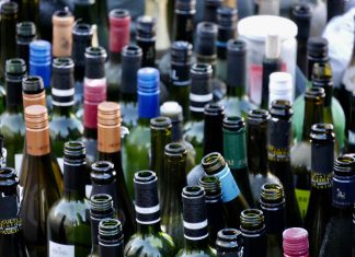 Eppendorfer Landstraßenfest: Zwischen Crémant und Chaos Viele leere Glasflaschen von Sekt und Wein. Dies ist ein Symbolbild für das Eppendorfer Landstraßenfest.